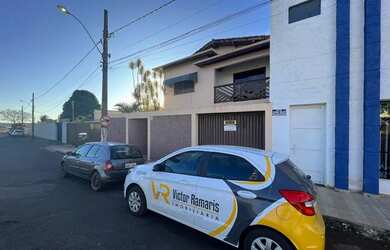 Imagem: A casa possui 4 Dormitórios, 2 Banheiros, 3 Vagas na garagem