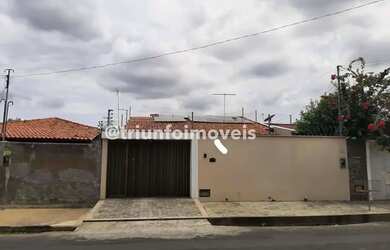 Imagem: A casa possui 3 Dormitórios, 2 Banheiros, 4 Vagas na garagem