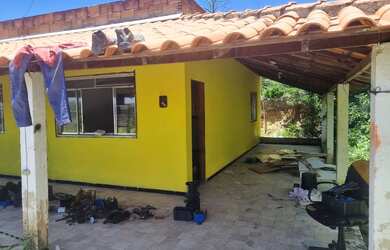 Imagem: A casa possui 3 Dormitórios, 2 Banheiros, 3 Vagas na garagem