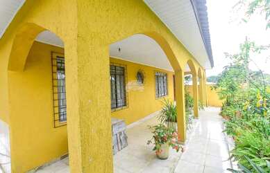 Imagem: A casa possui 3 Dormitórios, 2 Banheiros, 1 Vaga na garagem