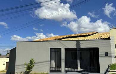 Imagem: A casa possui 3 Dormitórios, 2 Banheiros, 2 Vagas na garagem