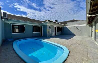 Imagem: A casa possui 4 Dormitórios, 3 Banheiros, 2 Vagas na garagem