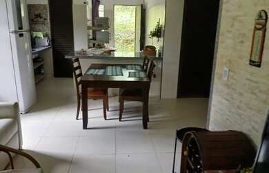 Imagem: A casa possui 2 Dormitórios, Acomodam 4 pessoas e 5 Vagas na