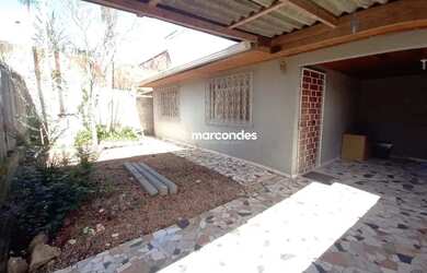 Imagem: A casa possui 3 Dormitórios, 2 Banheiros, 2 Vagas na garagem