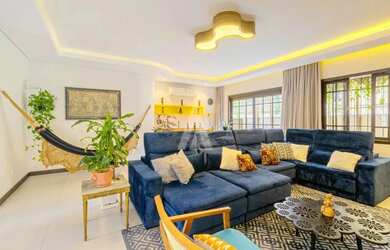 Imagem: A casa possui 4 Dormitórios, 4 Banheiros, 2 Vagas na garagem