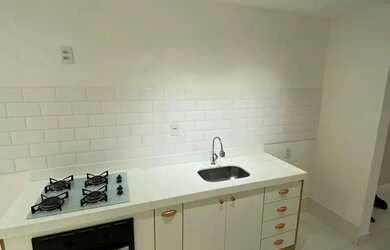 Imagem: O apartamento possui 2 Dormitórios, 1 Banheiro, 1 Vaga na garagem