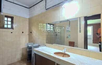 Imagem: A casa em condomínio possui 4 Dormitórios, 1 Banheiro, 2 Vagas