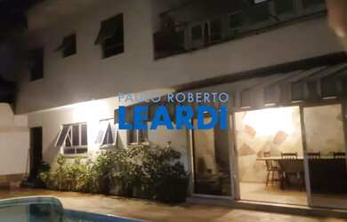 Imagem: A casa possui 5 Dormitórios, 5 Banheiros, 4 Vagas na garagem