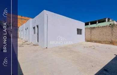 Imagem: A casa possui 1 Dormitório, 1 Banheiro, 1 Vaga na garagem