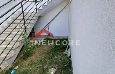 Imagem: A casa possui 3 Dormitórios, 1 Banheiro, 2 Vagas na garagem