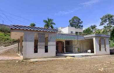 Imagem: A casa em condomínio possui 3 Dormitórios, 1 Banheiro, 2 Vagas