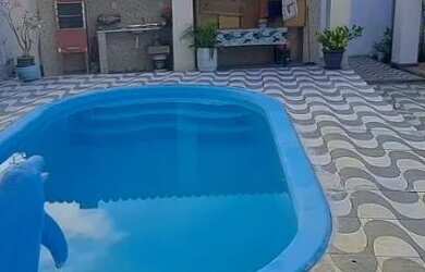 Imagem: A casa possui 3 Dormitórios, Acomodam 15 pessoas e 5 Vagas