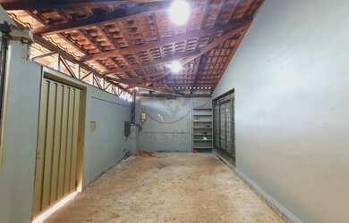 Imagem: A casa possui 3 Dormitórios, 2 Banheiros, 2 Vagas na garagem