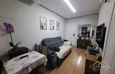 Imagem: O apartamento possui 2 Dormitórios, 1 Banheiro, 1 Vaga na garagem