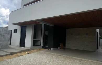 Imagem: A casa possui 3 Dormitórios, 3 Banheiros, 4 Vagas na garagem