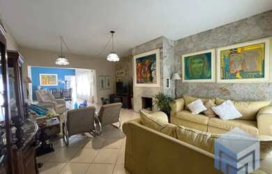 Imagem: A casa possui 4 Dormitórios, 3 Banheiros, 2 Vagas na garagem