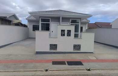 Imagem: A casa possui 2 Dormitórios, 1 Banheiro, 2 Vagas na garagem