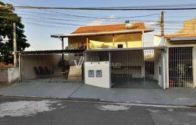 Imagem: A casa possui 5 Dormitórios, 4 Banheiros, 3 Vagas na garagem