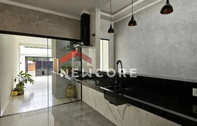 Imagem: A casa possui 3 Dormitórios, 2 Banheiros, 4 Vagas na garagem