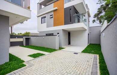 Imagem: A casa possui 3 Dormitórios, 4 Banheiros, 2 Vagas na garagem