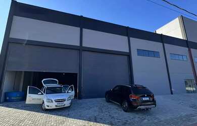 Imagem: O depósito possui 5 Vagas na garagem, 1.021m² de Área e