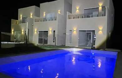 Imagem: A casa possui 3 Dormitórios, 3 Banheiros, 2 Vagas na garagem