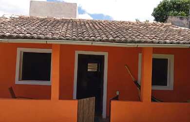 Imagem: A casa possui 3 Dormitórios, Acomodam 9 pessoas e está localizado