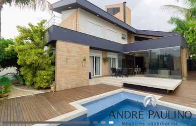 Imagem: A casa em condomínio possui 4 Dormitórios, 4 Banheiros, 390m²