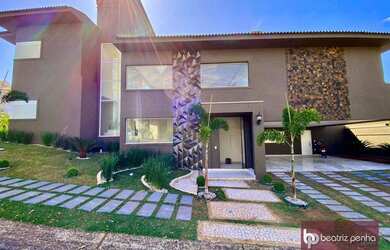 Imagem: A casa em condomínio possui 4 Dormitórios, 5 Banheiros, 5