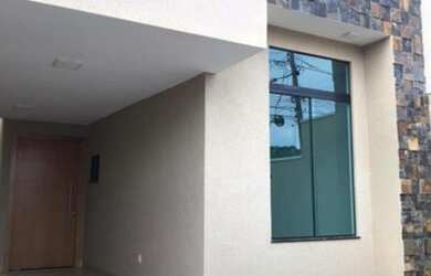 Imagem: A casa possui 3 Dormitórios, 2 Banheiros, 2 Vagas na garagem