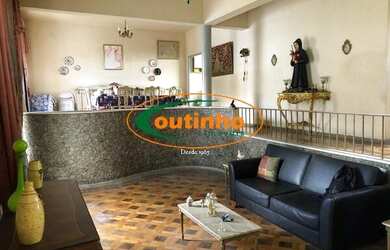 Imagem: A casa possui 5 Dormitórios, 4 Banheiros, 2 Vagas na garagem