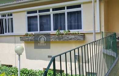 Imagem: A casa possui 3 Dormitórios, 2 Banheiros, 2 Vagas na garagem