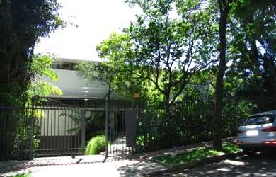 Imagem: A casa possui 4 Dormitórios, 4 Banheiros, 4 Vagas na garagem