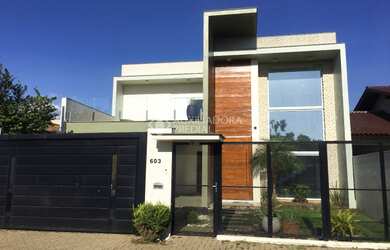 Imagem: A casa possui 3 Dormitórios, 1 Banheiro, 2 Vagas na garagem