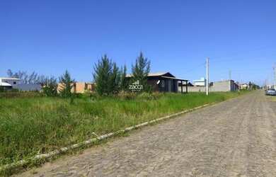 Imagem: O terreno possui 300m² de Área e está localizado em Balneário