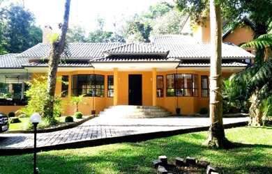 Imagem: A casa em condomínio possui 5 Dormitórios, 5 Banheiros, 5