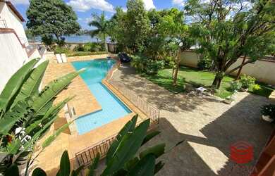 Imagem: A casa possui 4 Dormitórios, 4 Banheiros, 5 Vagas na garagem