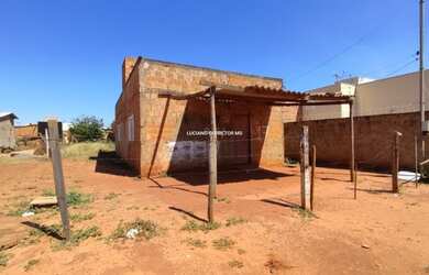 Imagem: A casa possui 2 Dormitórios, 2 Banheiros, 2 Vagas na garagem