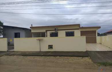 Imagem: A casa possui 3 Dormitórios, 2 Banheiros, 1 Vaga na garagem