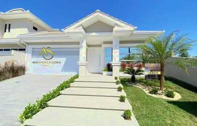 Imagem: A casa possui 3 Dormitórios, 3 Banheiros, 2 Vagas na garagem