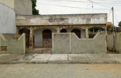 Imagem: A casa possui 3 Dormitórios, 2 Banheiros, 1 Vaga na garagem