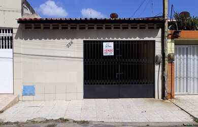 Imagem: A casa possui 3 Dormitórios, 2 Banheiros, 2 Vagas na garagem
