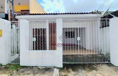 Imagem: A casa possui 3 Dormitórios, 2 Banheiros, 1 Vaga na garagem