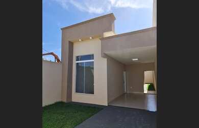 Imagem: A casa possui 3 Dormitórios, 2 Banheiros, 2 Vagas na garagem