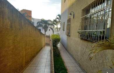 Imagem: O apartamento possui 3 Dormitórios, 1 Banheiro, 1 Vaga na garagem