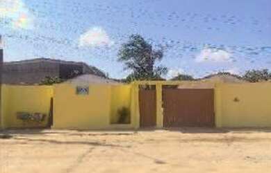 Imagem: A casa possui 2 Dormitórios, Varanda e está localizado em