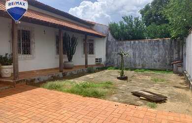 Imagem: A casa possui 3 Dormitórios, 4 Banheiros, 3 Vagas na garagem