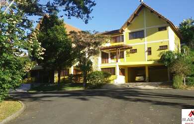 Imagem: A casa em condomínio possui 5 Dormitórios, 5 Banheiros, 4