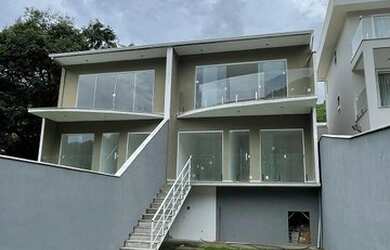 Imagem: A casa possui 3 Dormitórios, 3 Banheiros, 2 Vagas na garagem