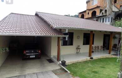 Imagem: A casa possui 3 Dormitórios, 2 Banheiros, 1 Vaga na garagem